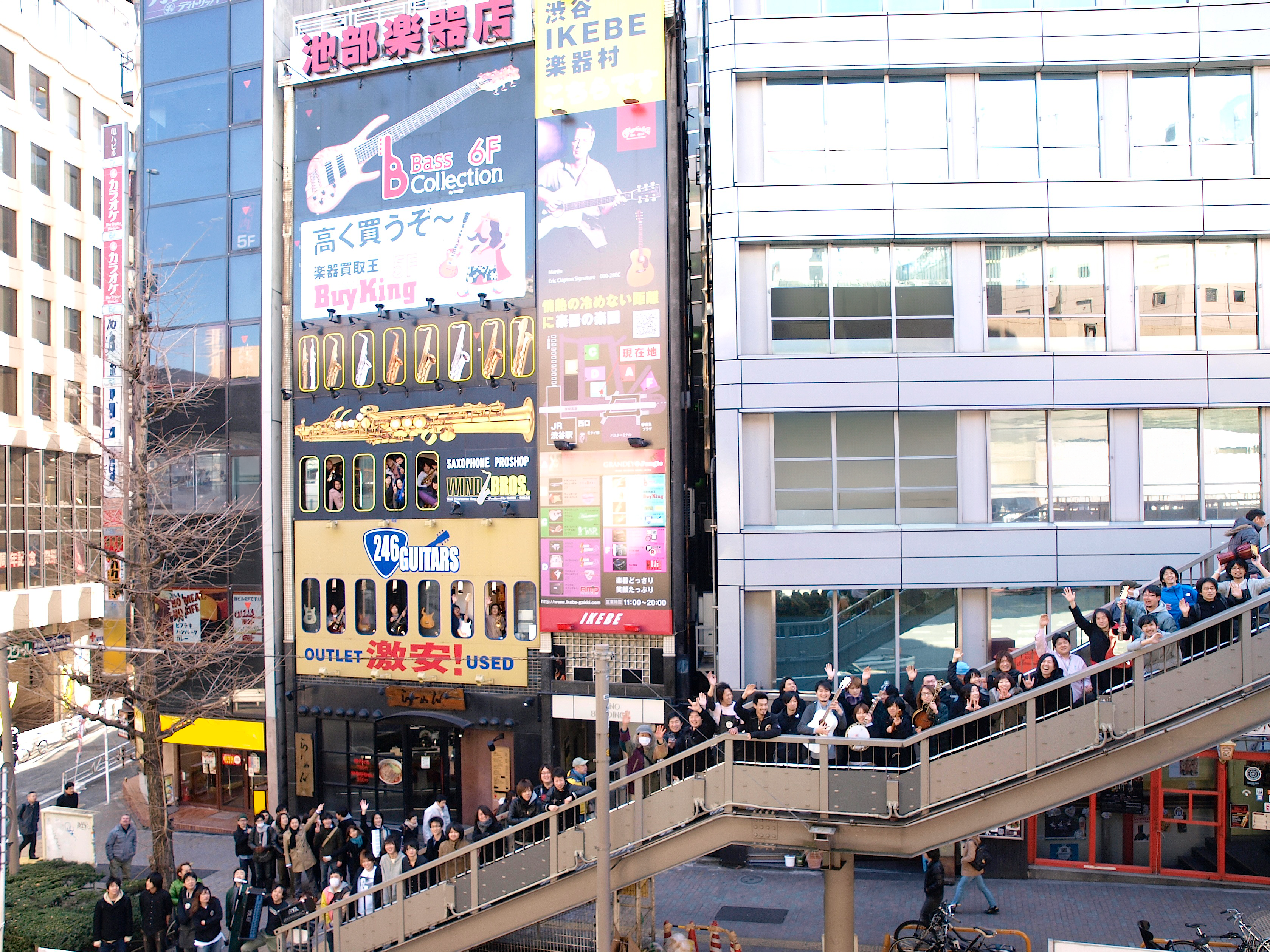 渋谷エリアスタッフの集合画像。背景は「イケベ楽器村」と呼ばれた渋谷店周辺エリア