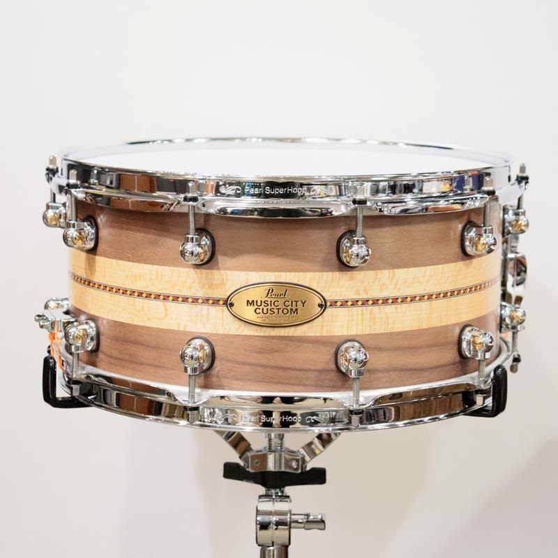 MCCW1465S/C #1008 [Music City Custom / Solid Walnut 14''×6.5'' - Quartersawn Sycamore Chevron with Ebony Borders]の商品画像
