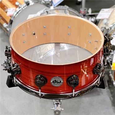 dw DR865514SSN646 Collector's SonicPly Snare Drum 14x5.5 [Natural to Quick RED Burst over Horizontal Padauk] 画像3