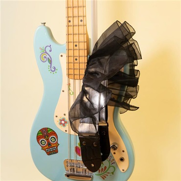 tsundrum_chan シルバー合皮黒フリルギターストラップ｜Silver Faux-Leather & Black Ruffle Guitar Strap 画像1