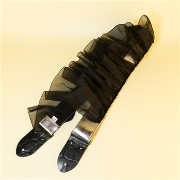 tsundrum_chan シルバー合皮黒フリルギターストラップ｜Silver Faux-Leather & Black Ruffle Guitar Strap 画像3