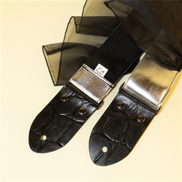 tsundrum_chan シルバー合皮黒フリルギターストラップ｜Silver Faux-Leather & Black Ruffle Guitar Strap 画像4