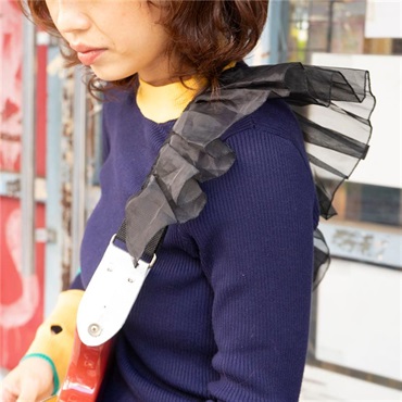 tsundrum_chan シルバー合皮黒フリルギターストラップ｜Silver Faux-Leather & Black Ruffle Guitar Strap 画像6